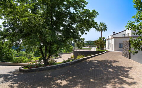 Villa Decoro - Mascali, Sicilia: Plante, Ciel, Bâtiment, Surface De La Route, Arbre, Ombre, Asphalte, Lot Terre, Fenêtre, Design Urbain