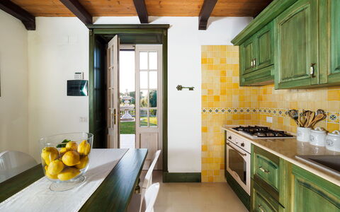Casa Desiderio - Siracusa, Sicilia: Cabinetry, Propriété, Bâtiment, Meubles, Comptoir, Évier, Table, Cuisine, Jaune, Evier