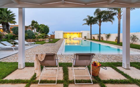 Casa Ocra - Misiliscemi, Sicilia: Plante, L'Eau, Ciel, Bâtiment, Propriété, Bleu Azur, Arbre, Piscine, Mobilier De Jardin, Ombre
