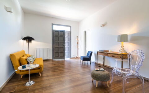 Casa Ocra - Misiliscemi, Sicilia: Meubles, Table, Chaise, Bois, Design Intérieur, Éclairage, Sol, Sol, Immobilier, Salon