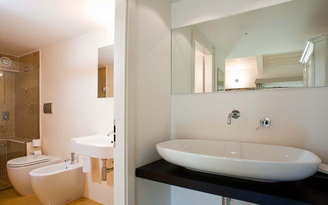 Pietramare - Castellabate, Campania: Évier, Robinet, Lavabo, Luminaire Plomberie, Propriété, Salle De Bains, Noir, Miroir, Violet, Bois