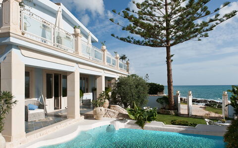 Villa Amena - Siracusa, Sicilia: L'Eau, Nuage, Plante, Ciel, Bâtiment, Bleu Azur, Piscine, Arbre, Maison, Loisir