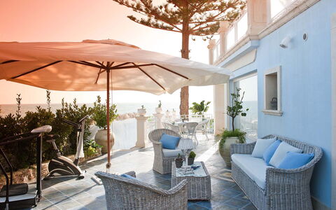 Villa Amena - Siracusa, Sicilia: Meubles, Plante, Bleu, Fenêtre, L'Eau, Ombre, Mobilier De Jardin, Chaise, Éclairage, Design Intérieur