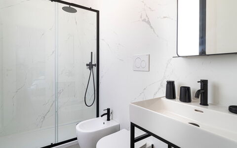 Villa Duetto - Siracusa, Sicilia: Évier, Propriété, Robinet, Luminaire Plomberie, Salle De Bains, Bâtiment, Design Intérieur, Miroir, Architecture