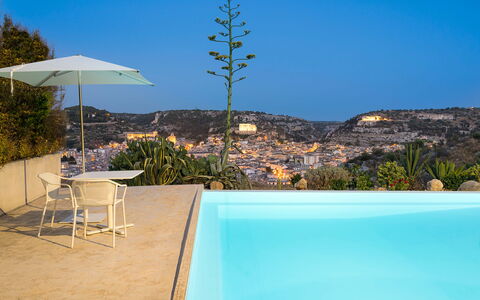 Casa Masseria - Scicli, Sicilia: Ciel, Propriété, Plante, L'Eau, Bleu Azur, La Nature, Rectangle, Table, Piscine, Ombre