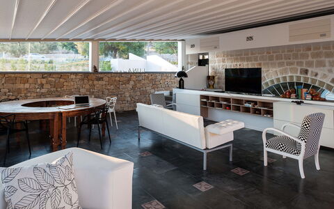 Casa Masseria - Scicli, Sicilia: Table, Propriété, Meubles, Design Intérieur, Chaise, Canapé, Sol, Sol, Salon, Mur