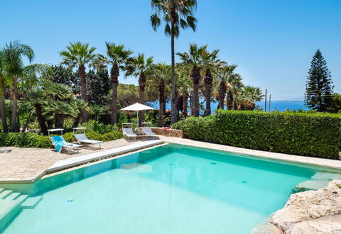 Villa Diamante - Siracusa, Sicilia: L'Eau, Plante, Propriété, Piscine, Ciel, Bleu Azur, Arbre, Bâtiment, Arecales, Loisir