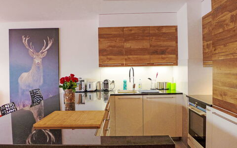 Corfou a 5: Cabinetry, Comptoir, Propriété, Robinet, Évier, Evier, Bois, Cuisine, Design Intérieur, Sol