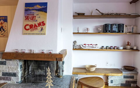 Corfou a 5: Meubles, Table, Bâtiment, Étagère, Bois, Design Intérieur, Cadre, Maison, Sol, Mur