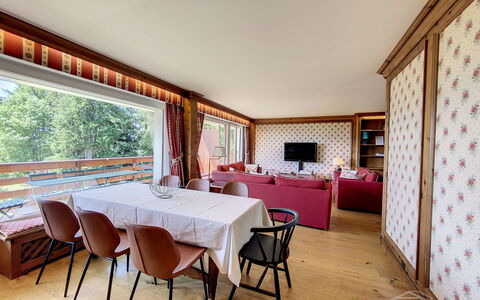 Crans-Colline 17: Meubles, Table, Décoration, Bois, Chaise, Rideau, Bâtiment, Design Intérieur, Plante, Fenêtre