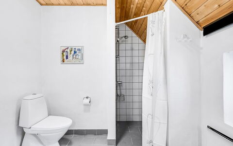 Malti - 1.3Km from the Sea: Sol, Sol, Mur, Luminaire Plomberie, Bois, Plafond, Design Intérieur, Toilette, Siège De Toilette, Salle De Bains