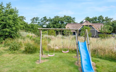 Malti - 1.3Km from the Sea: Toboggan, Équipement Extérieur Play, Lot Terre, Chute, Jardin, Pelouse, Terrain De Jeux, Aménagement Paysager, Ombre, Parc