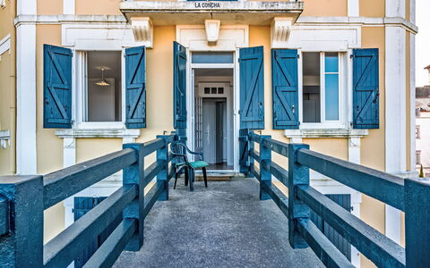 Saint-Jean-De-Luz 477: Bleu, Composite, Balcon, Peindre, Balustrade