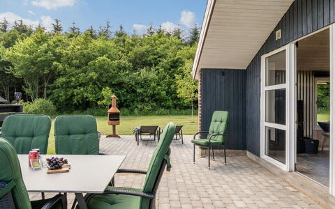 Alois - 31Km from the Sea: Meubles, Domicile, Chaise, Mobilier De Jardin, Ombre, Lot Terre, Jardin, Porche, Porte, Pelouse