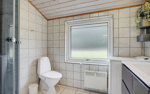Alois - 31Km from the Sea: Sol, Bois, Sol, Plafond, Luminaire Plomberie, Design Intérieur, Pièce, Plomberie, Évier, Robinet