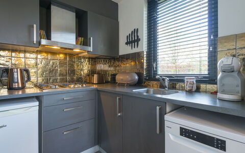 Vip Wellness Ewijk: Cabinetry, Comptoir, Propriété, Evier, Fenêtre, Cuisine, Appareil De Cuisine, Bâtiment, Éclairage, Bois