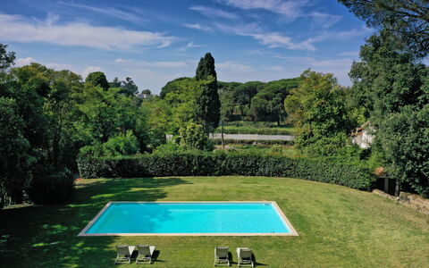 Torre Delle Cornacchie: Nuage, Ciel, Plante, Propriété, Arbre, Paysage Naturel, Piscine, Lot Terre, Herbe, Loisir