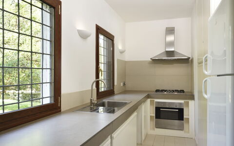 Torre Delle Cornacchie: Cabinetry, Comptoir, Evier, Propriété, Évier, Robinet, Fenêtre, Design Intérieur, Cuisinière, Cuisine