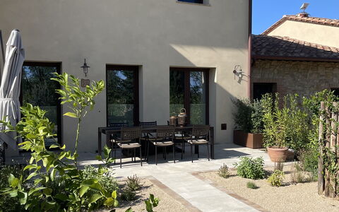 Nocellara Spereto Apartment With Pool, Montaione: Plante, Bâtiment, Propriété, Fenêtre, Ciel, Maison, Lot Terre, Ombre, Surface De La Route, Quartier