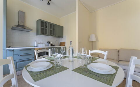 Spacious Apartment In Sori With Large Terrace - So: Table, Meubles, Propriété, Vaisselle, Chaise, Comptoir, Cabinetry, Bois, Éclairage, Vaisselle