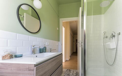 Spacious Apartment In Sori With Large Terrace - So: Miroir, Bâtiment, Robinet, Propriété, Luminaire Plomberie, Photographier, Évier, Armoire De Toilette, Blanc, Salle De Bains