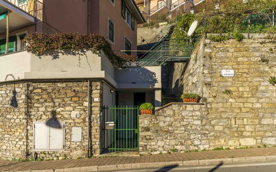 Spacious Apartment In Sori With Large Terrace - So: Fenêtre, Bâtiment, Plante, Surface De La Route, Porte, Asphalte, Bois, Design Urbain, Zone Résidentielle, Façade