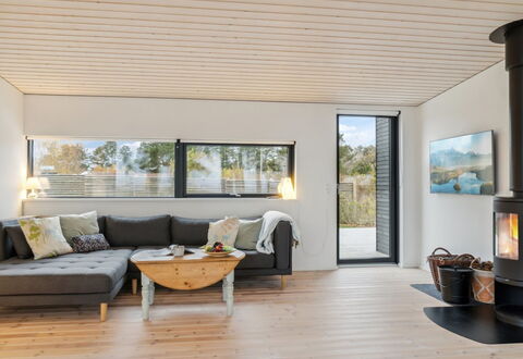 Herlugh - 10M from the Sea: Sol, Design Intérieur, Meubles, Bois, Parquet, Sol, Canapé, Salon, Plafond, Domicile