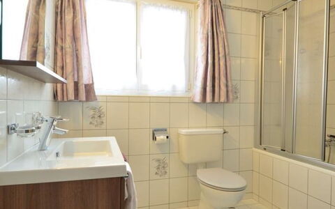 Haus Orion: Luminaire Plomberie, Propriété, Évier, Bâtiment, Meubles, Robinet, Fenêtre, Lavabo, Salle De Bains, Baignoire