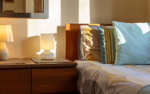 Culduthel: Propriété, Meubles, Confort, Bois, Bâtiment, Design Intérieur, Textile, Cadre De Lit, Lampe, Ombre