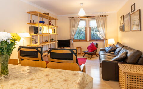 Culduthel: Meubles, Cadre, Canapé, Table, Confort, Bâtiment, Bois, Fenêtre, Design Intérieur, Plante