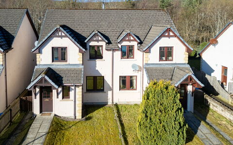 Cosagach Cottage: Bâtiment, Ciel, Propriété, Fenêtre, Plante, Maison, Lot Terre, Chalet, Design Urbain, Herbe
