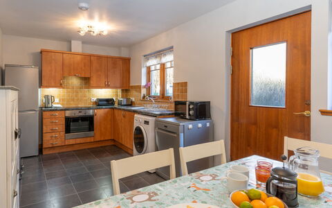 Cosagach Cottage: Aliments, Cabinetry, Comptoir, Propriété, Vaisselle, Bois, Cuisinière, Évier, Design Intérieur, Orange