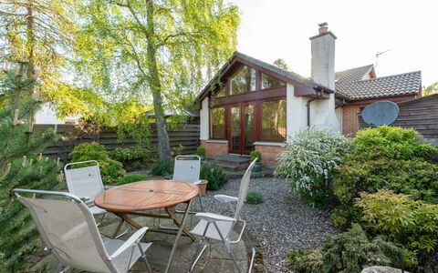 Skye Premier: Plante, Propriété, Bâtiment, Ciel, Fenêtre, Chaise, Arbre, Maison, Lot Terre, Mobilier De Jardin