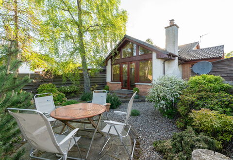 Skye Premier: Plante, Propriété, Bâtiment, Ciel, Fenêtre, Chaise, Arbre, Maison, Lot Terre, Mobilier De Jardin