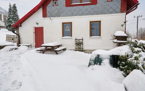 Jizerky Paws & Sauna: Ciel, Neige, Propriété, Bâtiment, Fenêtre, Pente, Maison, Arbre, Chalet, Zone Résidentielle