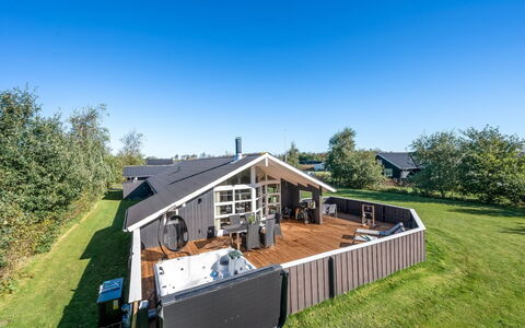 Cristiana - 1Km to the Fjord: Toit, Maison, Domicile, Chalet, Porte, Siding, Plate-Forme, Porche, Planche, Dur