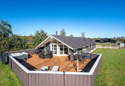 Cristiana - 1Km to the Fjord: Sol, Design Intérieur, Bois, Sol, Escaliers, Plafond, Tache De Bois, Parquet, Dur, Balustrade