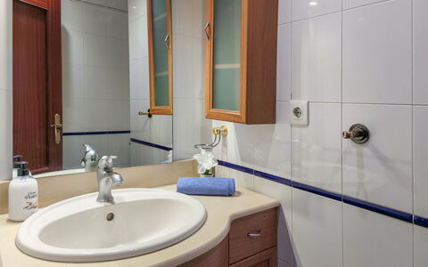 Las Terrazas: Lavabo, Luminaire Plomberie, Évier, Salle De Bains, Design Intérieur, Sol, Miroir, Robinet, Armoire De Toilette, Comptoir