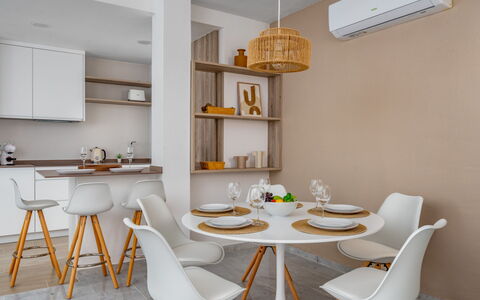 Ático Los Pelicanos: Table, Meubles, Propriété, Blanc, Chaise, Étagère, Éclairage, Bois, Orange, Design Intérieur