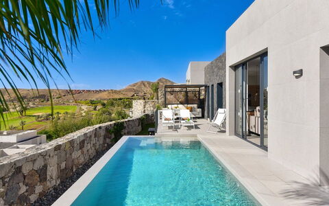 Yucas 12: L'Eau, Ciel, Plante, Propriété, Bleu Azur, Piscine, Bâtiment, Bleu, Nuage, Loisir