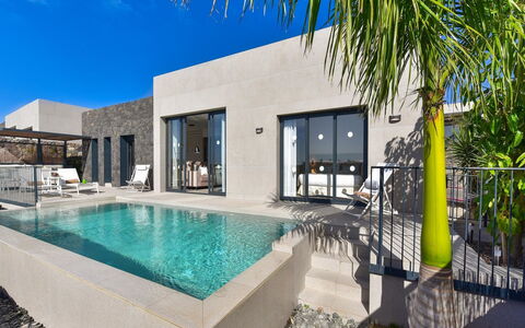 Yucas 12: L'Eau, Propriété, Bâtiment, Piscine, Plante, Bleu Azur, Ciel, Fenêtre, Arbre, Loisir