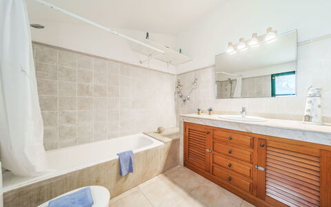 Sunwing Beach: Sol, Luminaire Plomberie, Sol, Design Intérieur, Salle De Bains, Armoire De Toilette, Évier, Lavabo, Plafond, Robinet