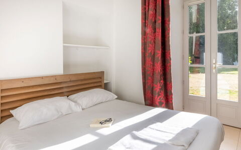 Erdeven 101: Bois, Meubles, Design Intérieur, Sol, Sol, Lit, Chambre, Pièce, Literie, Drap De Lit