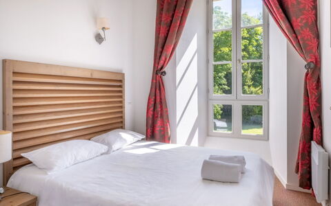Erdeven 101: Meubles, Bois, Design Intérieur, Lit, Chambre, Oreiller, Cadre De Lit, Literie, Pièce, Couvre-Fenêtres