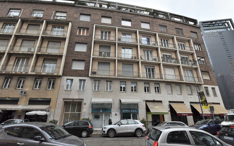 Pirelli Central Station Apartment: Voiture, Bâtiment, Véhicule, Ciel, Roue, Fenêtre, Infrastructure