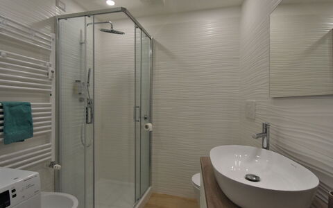 Pirelli Central Station Apartment: Luminaire Plomberie, Propriété, Blanc, Robinet, Évier, Salle De Bains, Porte De Douche, Douche, Tete De Douche