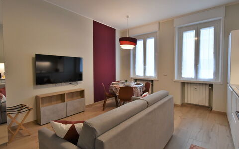 Pirelli Central Station Apartment: Propriété, Meubles, Canapé, Fenêtre, Confort, Bois, Cadre, Bâtiment, Design Intérieur, Sol