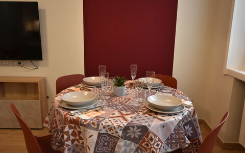 Pirelli Central Station Apartment: Table, Meubles, Propriété, Vaisselle, Vaisselle, Nappe De Table, Chaise, Télévision, Design Intérieur, Assiette