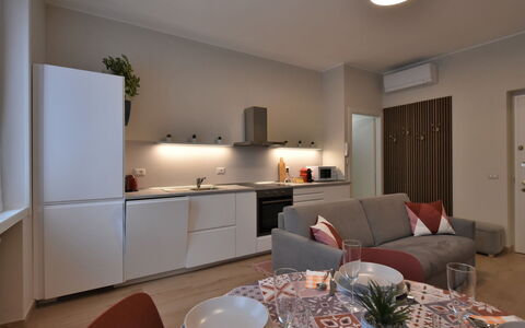 Pirelli Central Station Apartment: Meubles, Propriété, Table, Comptoir, Cabinetry, Design Intérieur, Bois, Chaise, Plante D'Appartement