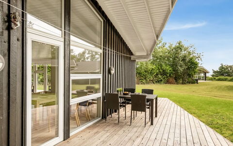 Majvor - 200M from the Sea: Bois, Porche, Domicile, Plafond, Siding, Plate-Forme, Porte, Dur, Planche, Ombre